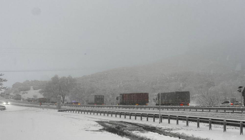 Burdur il merkezinde mevsimin ilk karı etkili oldu